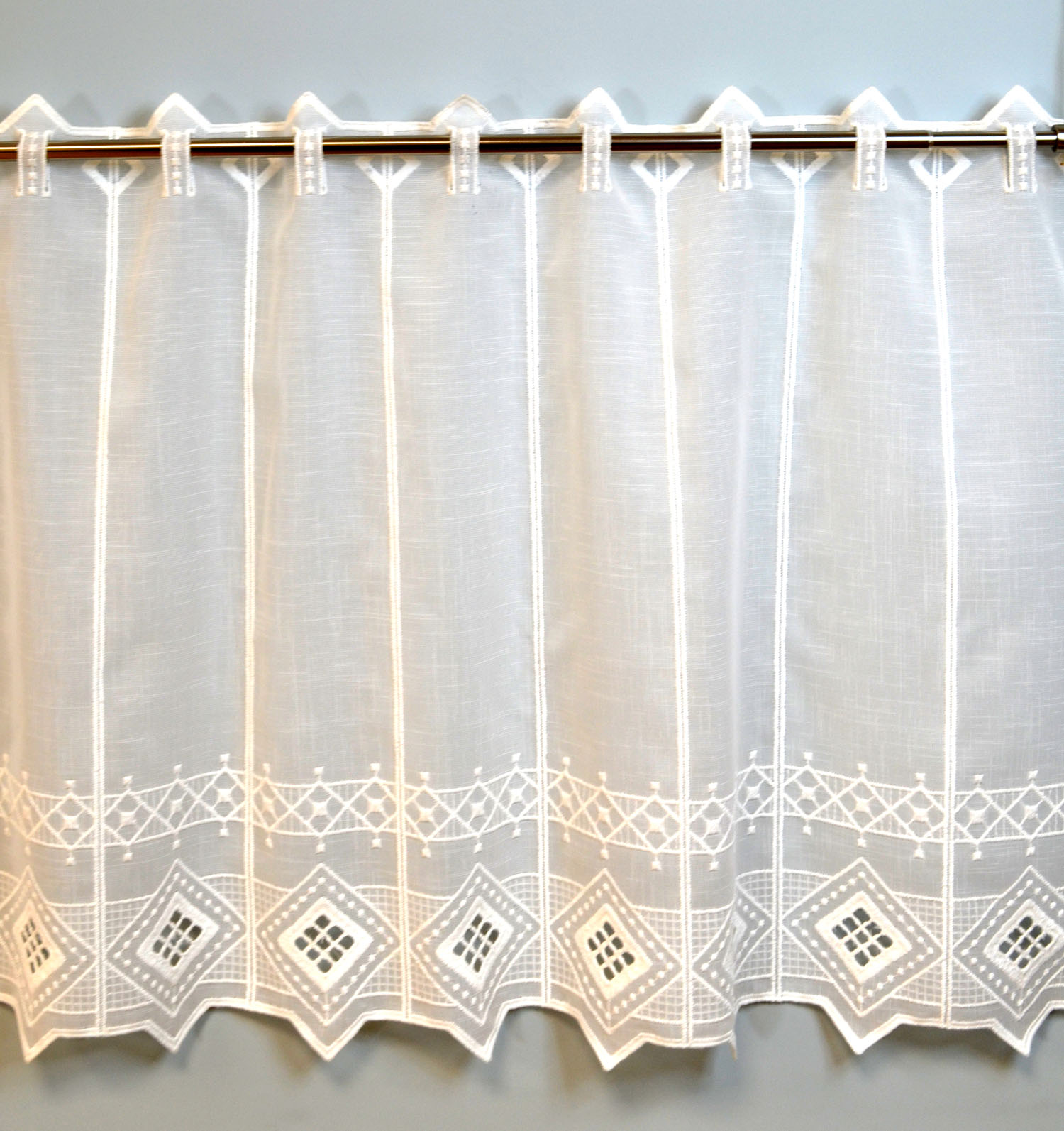 1 Stück (2 Segmente) Kurzgardine mit Stickerei weiß Landhausstil, ca. 16x45cm B/H 