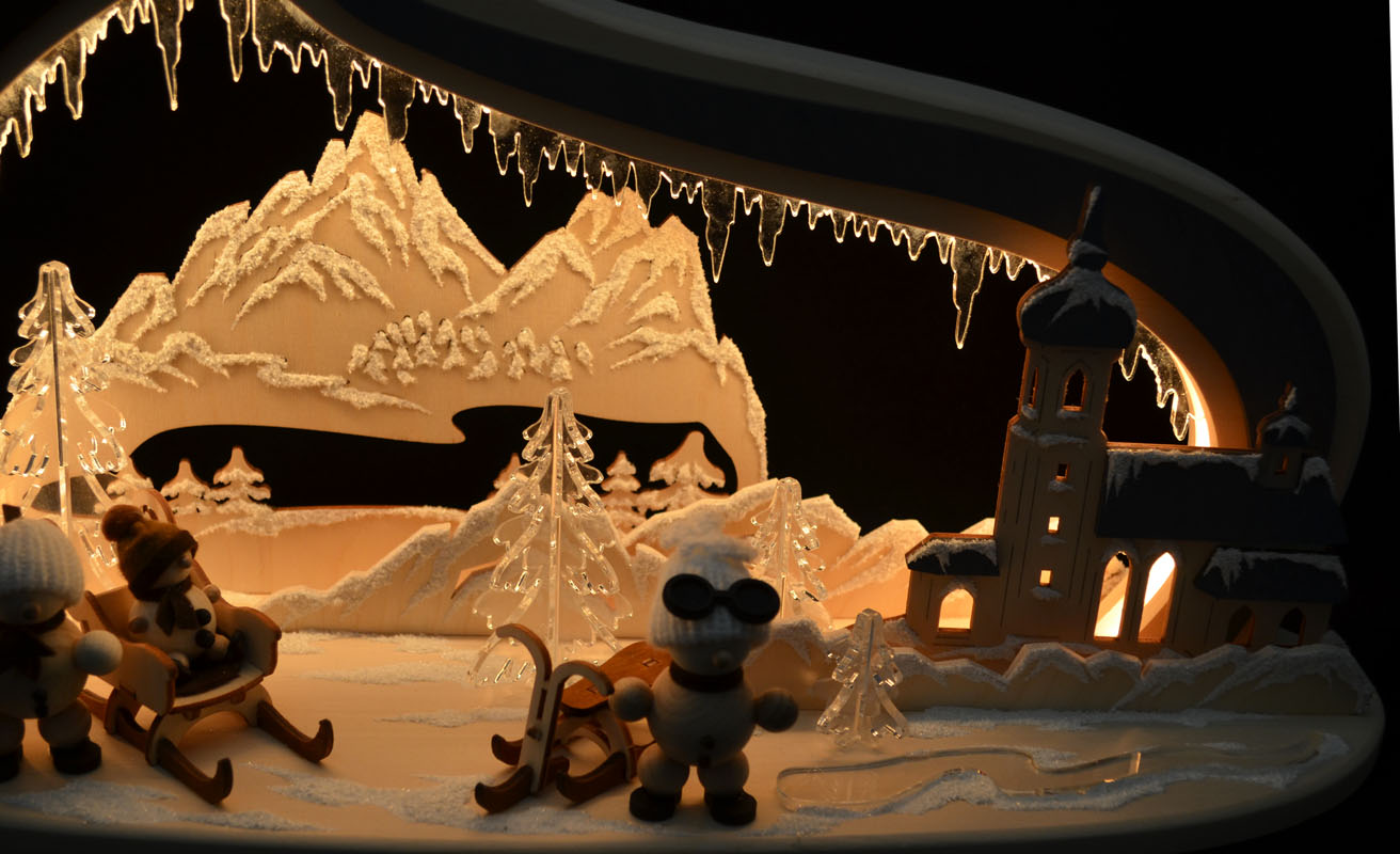 Massivholzbogen Bergkirche mit Snow-Mollies LED ca. 45 x 25 x 15 cm (BxHxT)