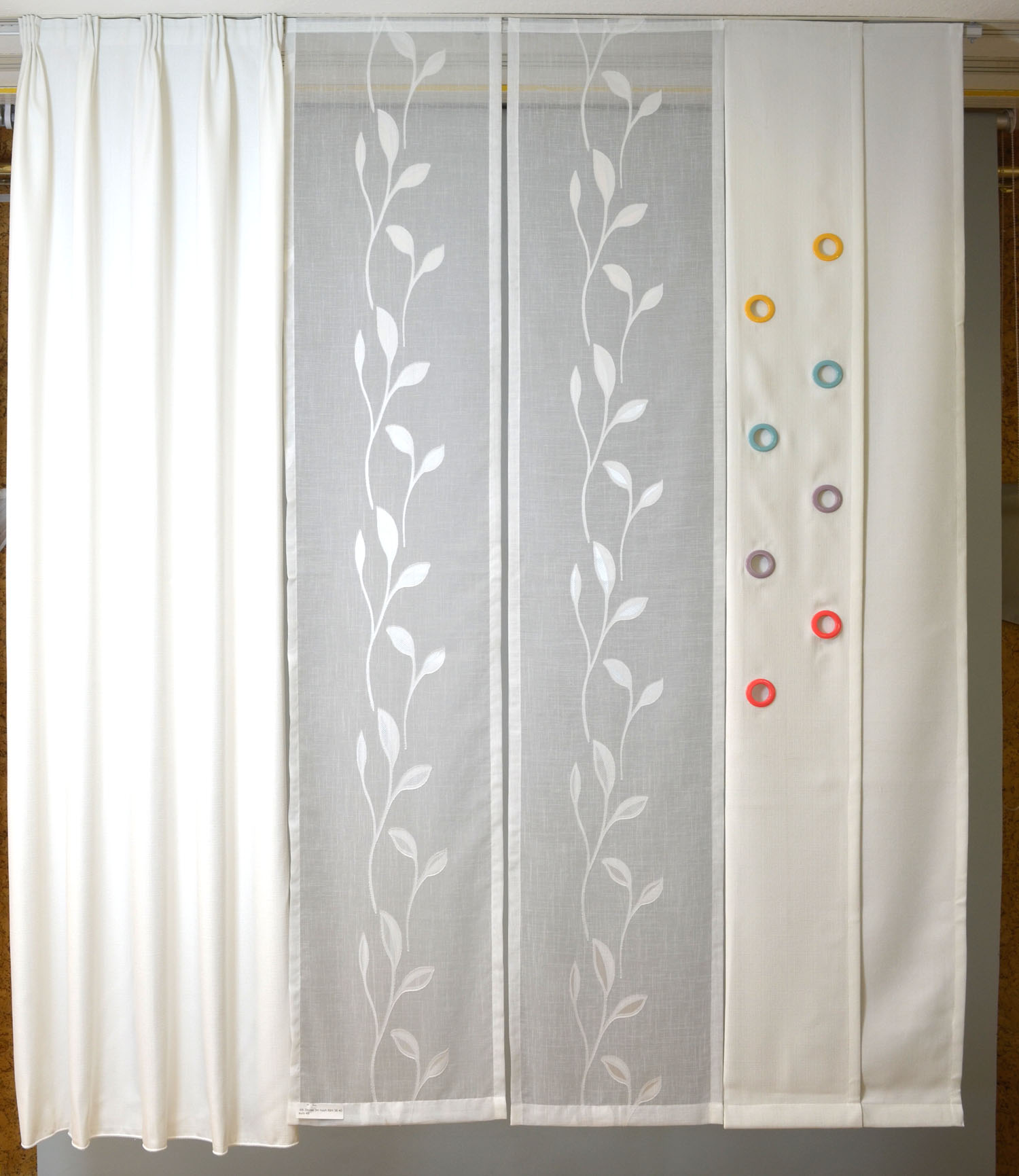 Fertige Fensterdekoration mit Flächenvorhängen und bunten Ösen - Weiß - Ausstellungsstück