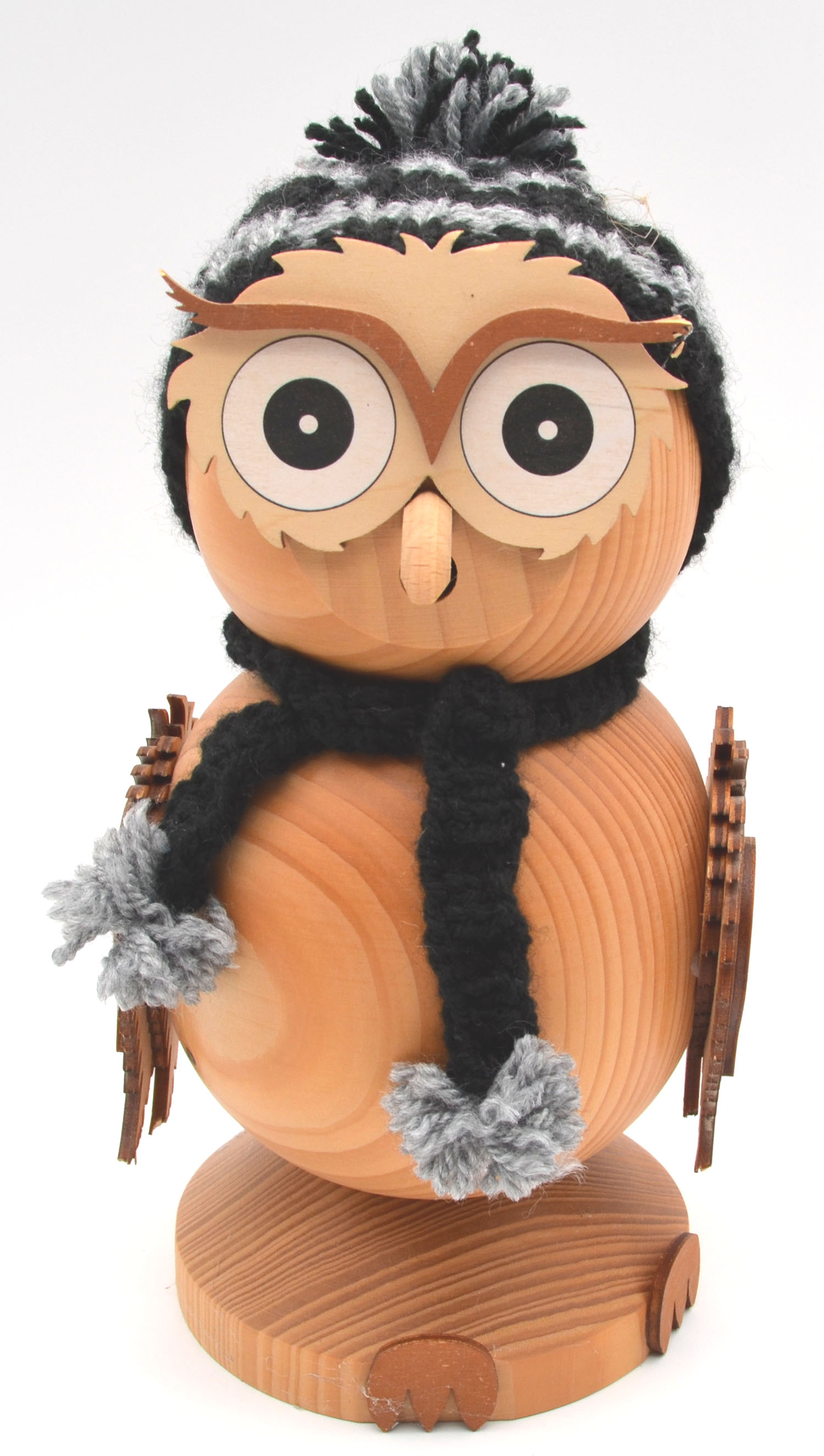 Räuchereule aus Holz 24 cm mit Strickmütze – Handarbeit aus Deutschland