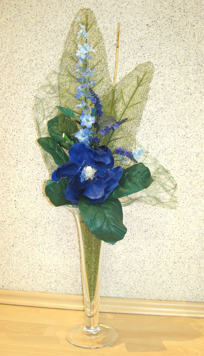 Glas-Vase bestückt, künstlich blau-grün, ca. 84 cm hoch B-Ware