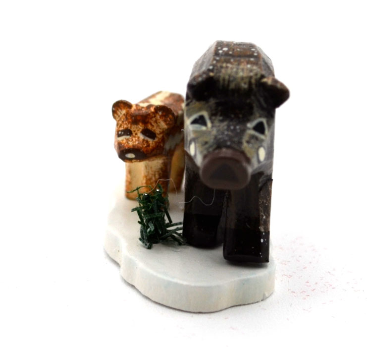 Wildschweinmutter mit Frischling - Hubrig Miniatur 3 cm (1 Stück) Wildschweinmutter mit Frischling - Hubrig Miniatur 3 cm (1 Stück)