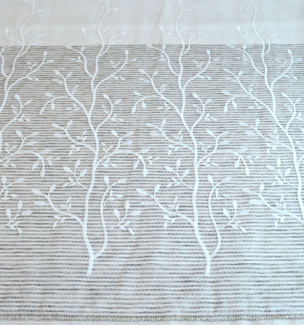 4 m Gardine Stores mit Stickereikante Höhe 280 cm wollweiss ungenäht