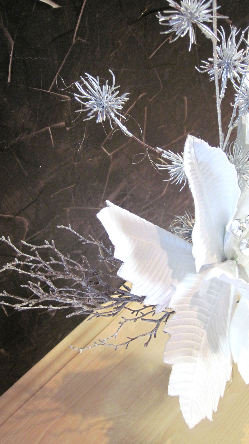 Winterliches Kunstarrangement Frostoptik im Glas-Kelch ca. 70x80x32cm (B/H/T)