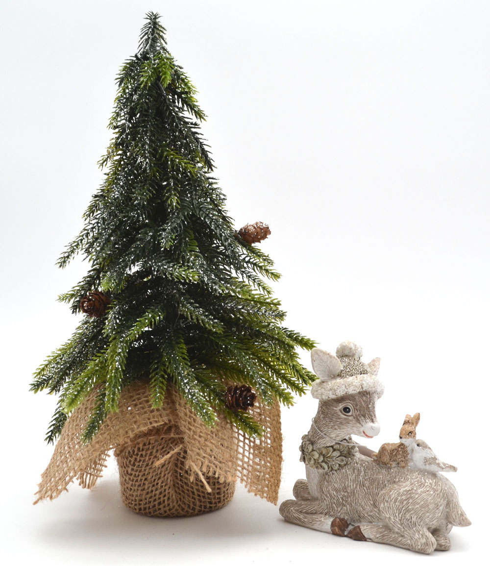 Reh mit Mütze liegend links schauend Winterzeit 9x10x4 cm (HxLxB)